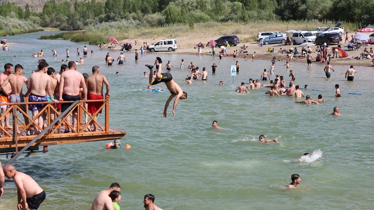 Bayburt'ta Aşırı Sıcak Havadan Kaçış: Çoruh Nehri'nde Serinleme