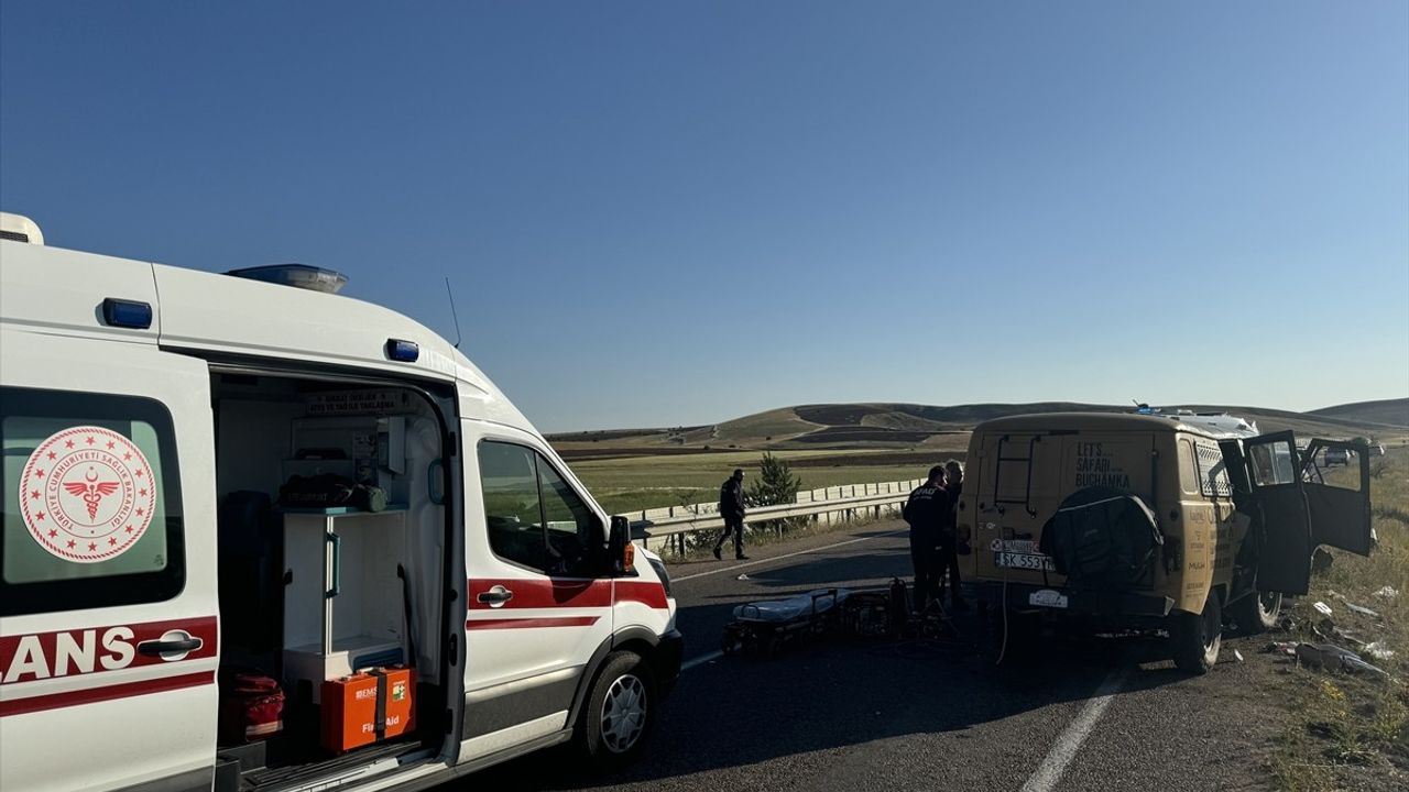 Bayburt'ta Trafik Kazası: 2 Kişi Hayatını Kaybetti, 6 Yaralı