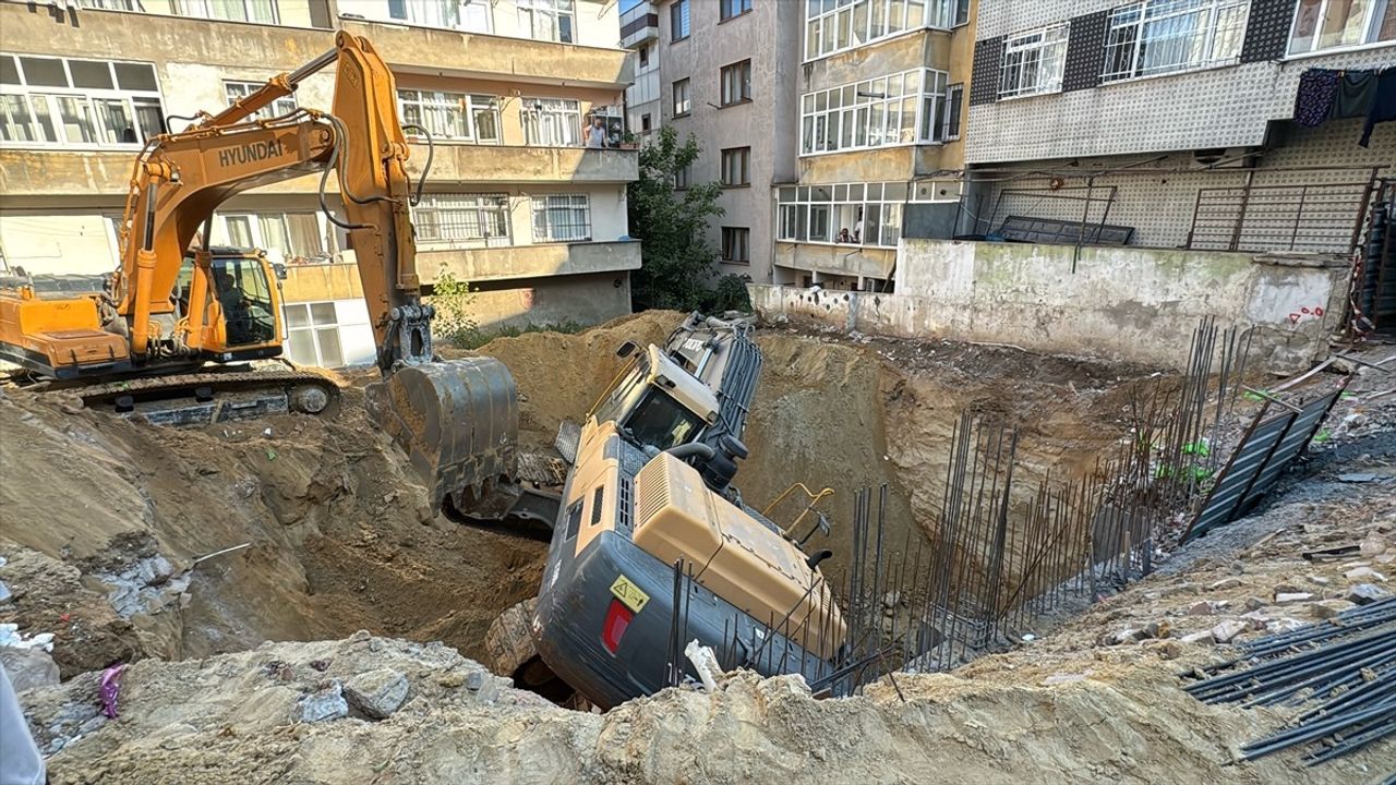 Bayrampaşa'da İnşaat Alanında Toprak Kayması: İş Makinesi Devrildi