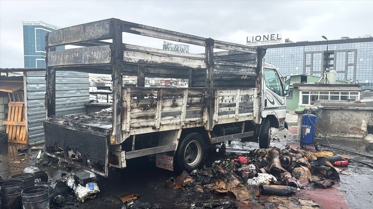 Bayrampaşa'da Otoparktaki Hurda Kağıt Yüklü Kamyonet Yangınında İki Araç Zarar Gördü