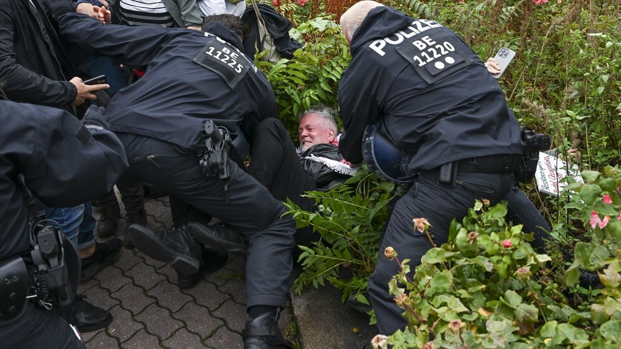 Berlin'de Filistin Destek Eylemine Sert Polis Müdahalesi