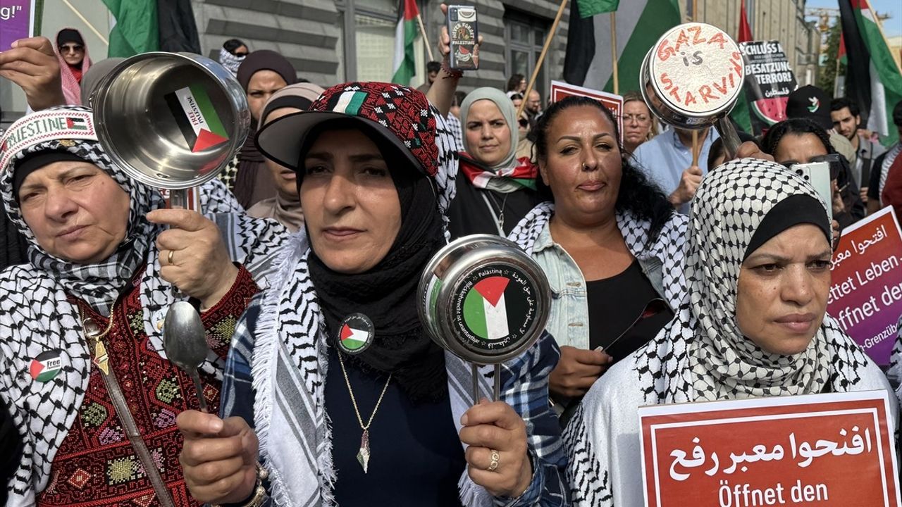 Berlin'de Filistin Destekçileri Gazze Açlık Krizine Dikkat Çekti