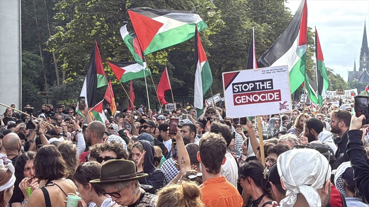 Berlin'de Filistin'e Destek Gösterisine Polis Müdahalesi