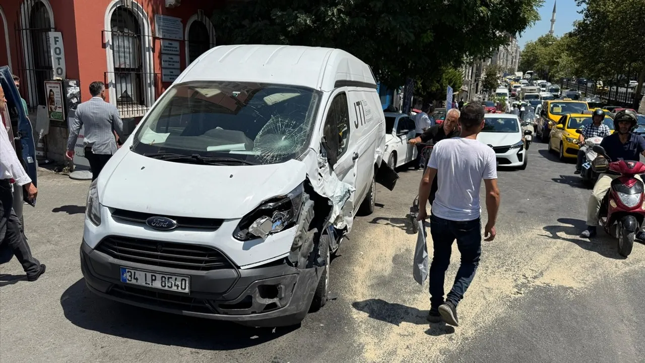 Beyoğlu'nda 9 Aracın Karıştığı Zincirleme Trafik Kazasında 5 Kişi Yaralandı