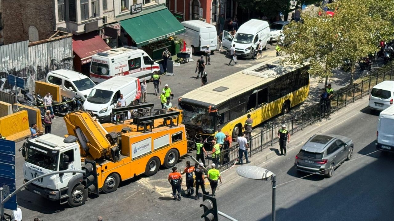 Beyoğlu'nda 9 Araçla Zincirleme Trafik Kazası: 5 Yaralı