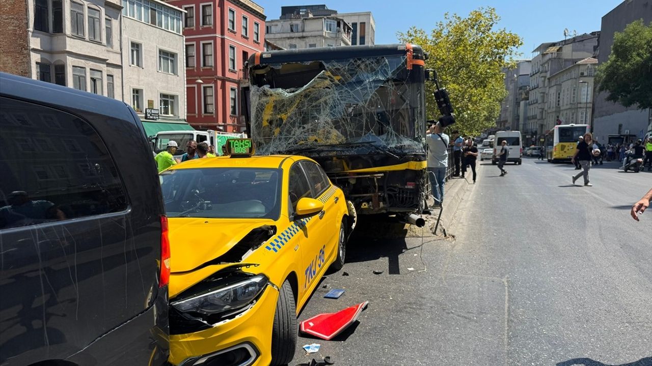 Beyoğlu'nda 9 Araçla Zincirleme Trafik Kazası: Yaralılar Hastaneye Kaldırıldı