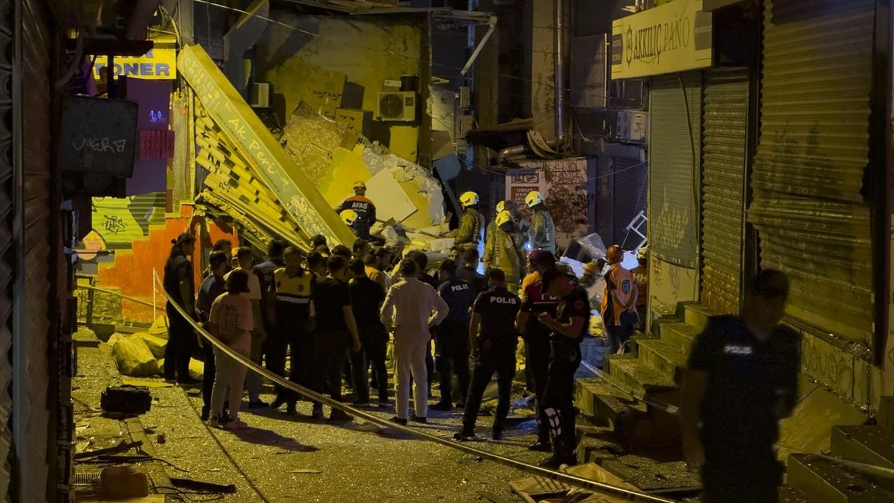 Beyoğlu'nda İki Katlı Bina Patlamanın Ardından Çöktü