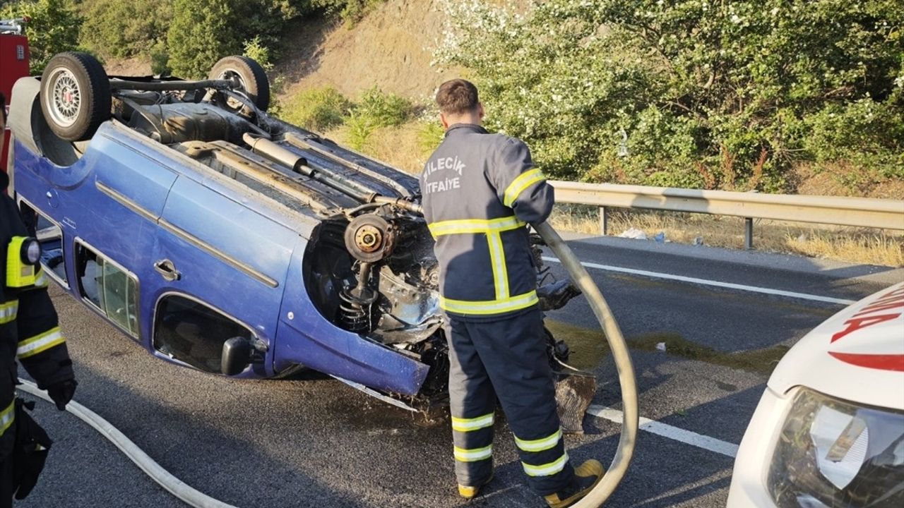 Bilecik'te Hafif Ticari Araç Bariyere Çarparak Takla Attı, 4 Yaralı