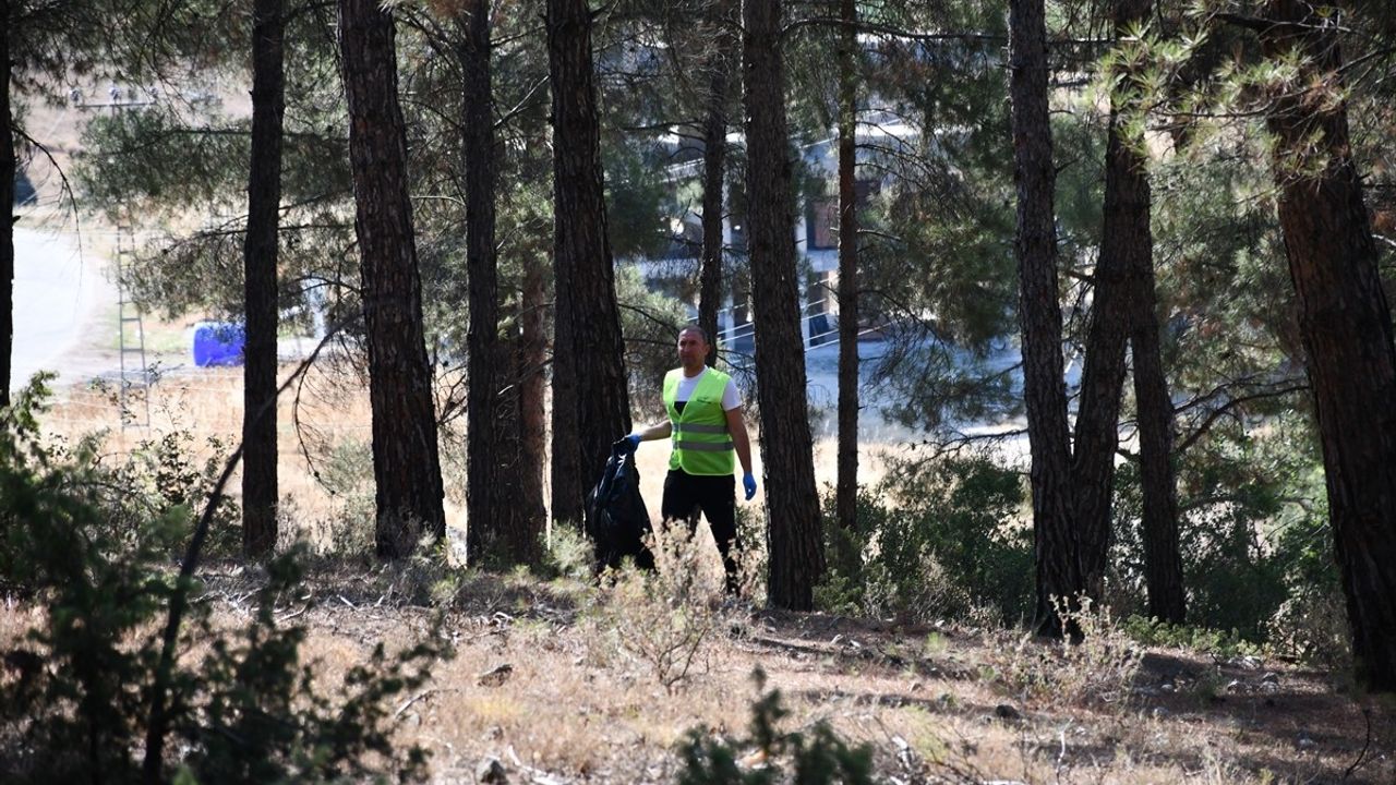 Bilecik'te Kent Ormanı'nda 20 Ton Çöp Toplandı