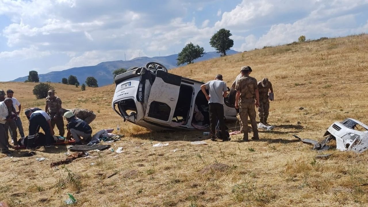 Bingöl'de Hafif Ticari Araç Devrildi: 1 Çocuk Ölüm, 7 Yaralı