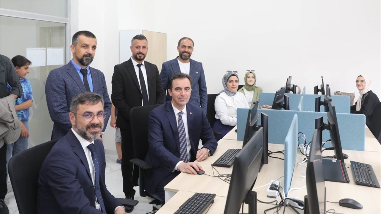 Bitlis'te Dijital Gençlik Merkezi Açıldı