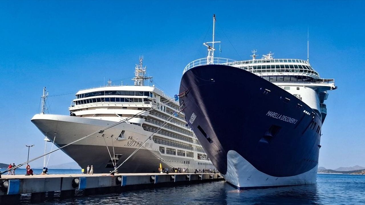 Bodrum'a İki Kruvaziyer ile 2 Bin 482 Yolcu Geldi