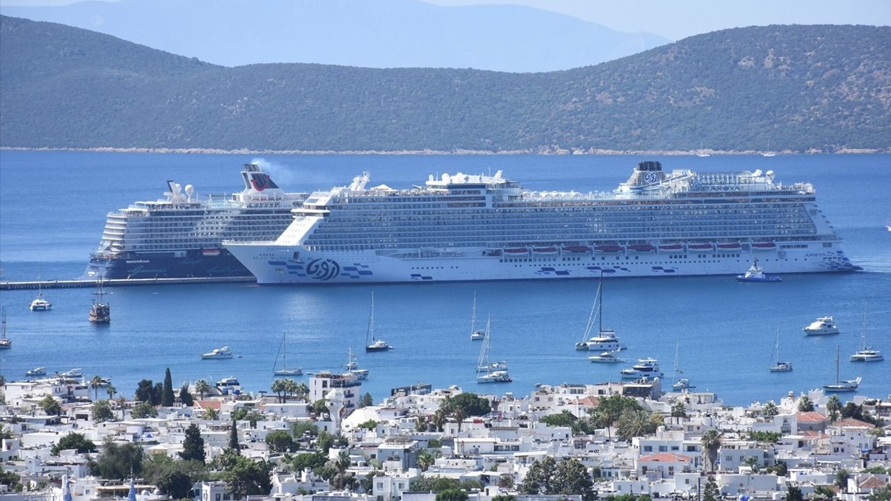 Bodrum'a iki kruvaziyerle 3 bin 308 yolcu geldi
