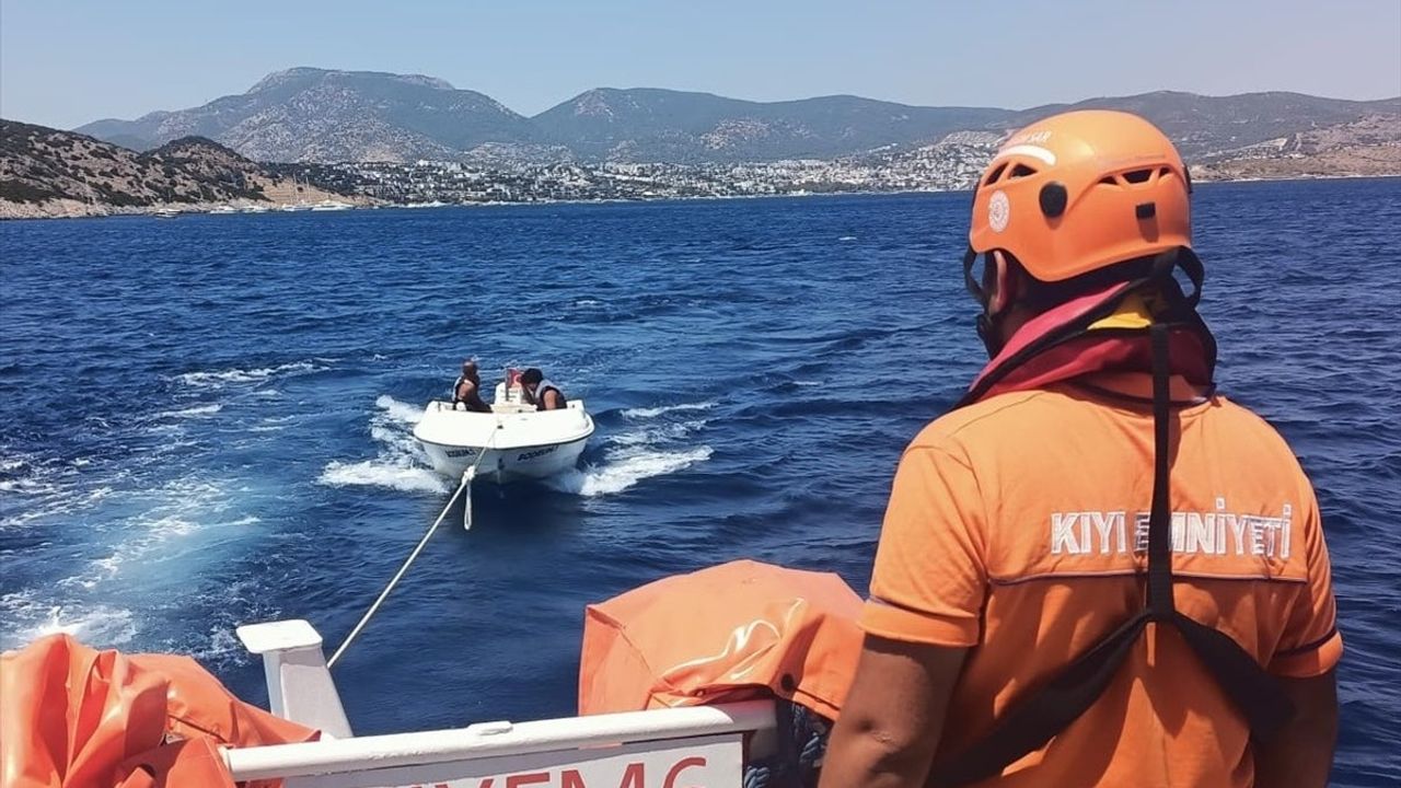 Bodrum Açıklarında Sürüklenen İki Teknedeki 9 Kişi Kurtarıldı