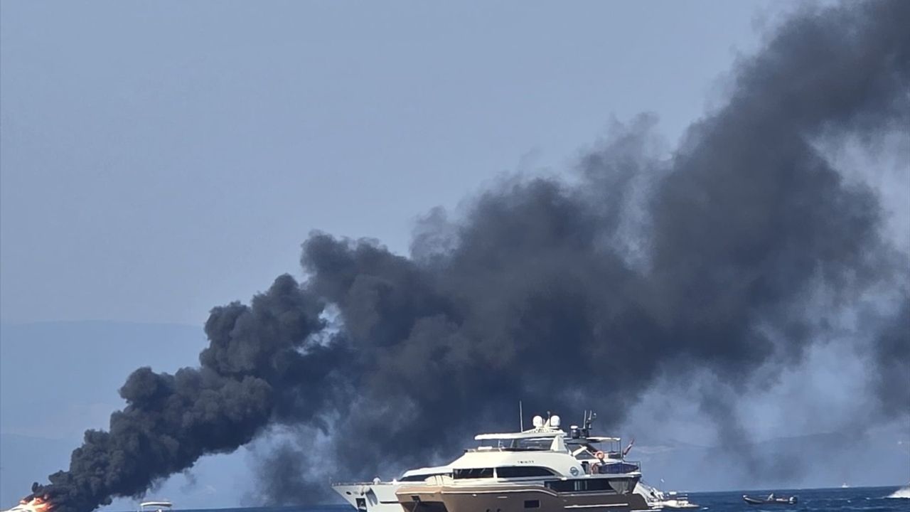 Bodrum Açıklarında Yangın Çıkan Motoryat Battı