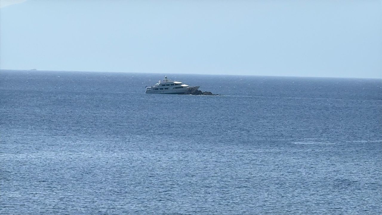 Bodrum'da Motoryat Kayalıklara Çarptı: Kurtarma Çalışmaları Başlatıldı