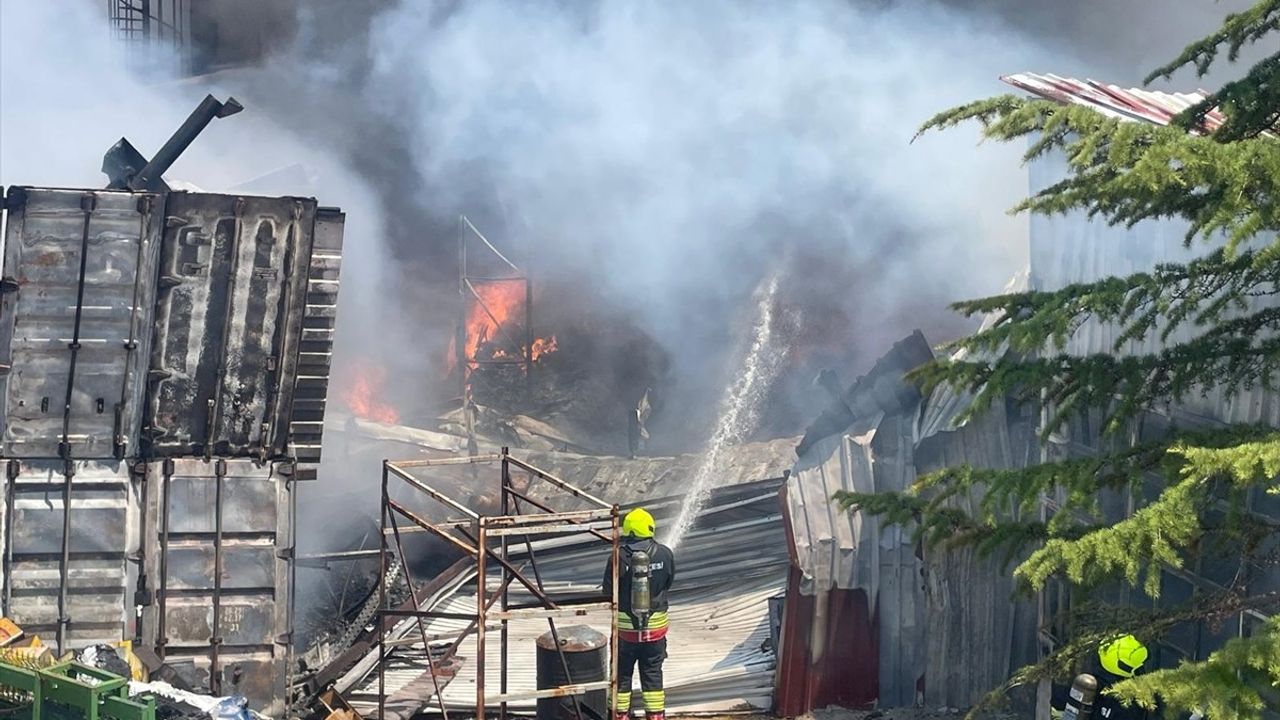 Bolu'da Medikal Fabrikasında Yangın: Ekipler Müdahale Ediyor