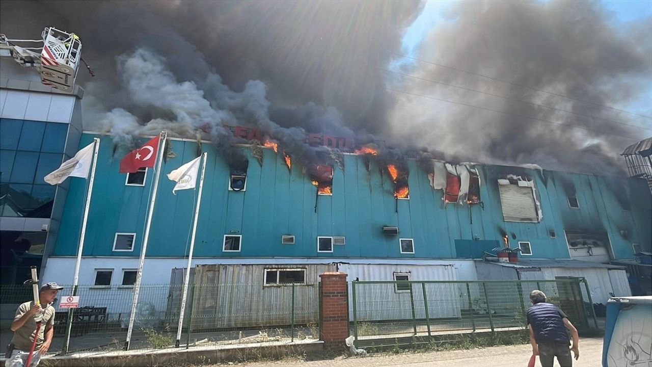 Bolu'daki Medikal Fabrikasında Yangın Kontrol Altına Alındı