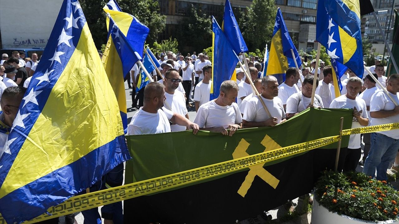 Bosna Hersek'te Madenciler, Düzenli Maaş Talebiyle Gösteri Düzenledi