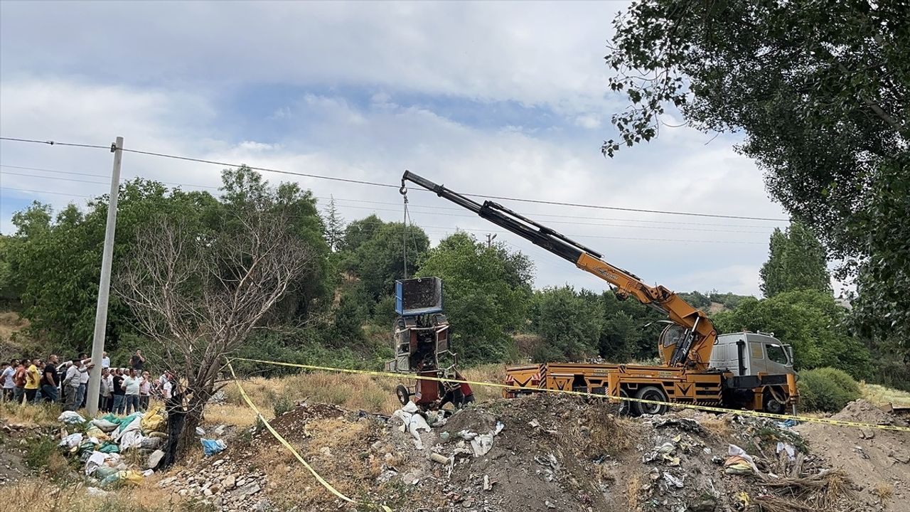 Burdur'da Dereye Devrilen Traktörün Sürücüsü Hayatını Kaybetti