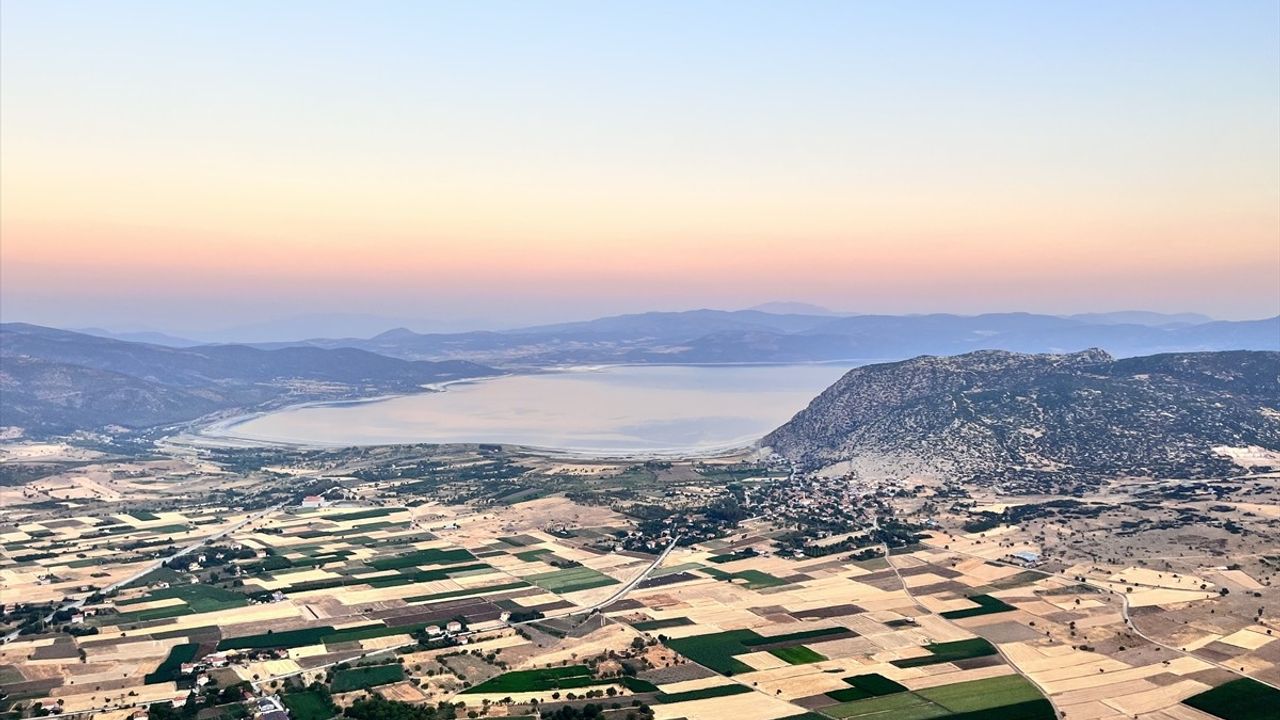 Burdur'da Sıcak Hava Balonları Salda Gölü Manzarasında Yükseldi