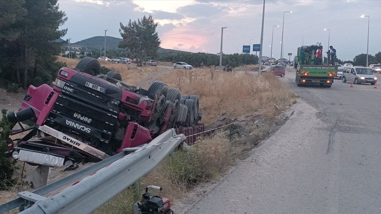 Burdur'un Gölhisar İlçesinde Şarampole Devrilen Kamyonetin Sürücüsü Hayatını Kaybetti