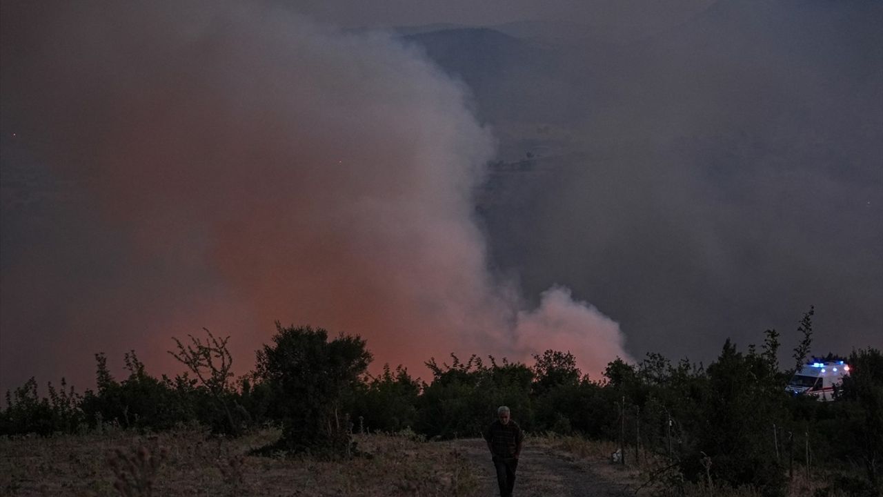 Bursa-Balıkesir Sınırında Orman Yangınına Havadan ve Karadan Müdahale Ediliyor