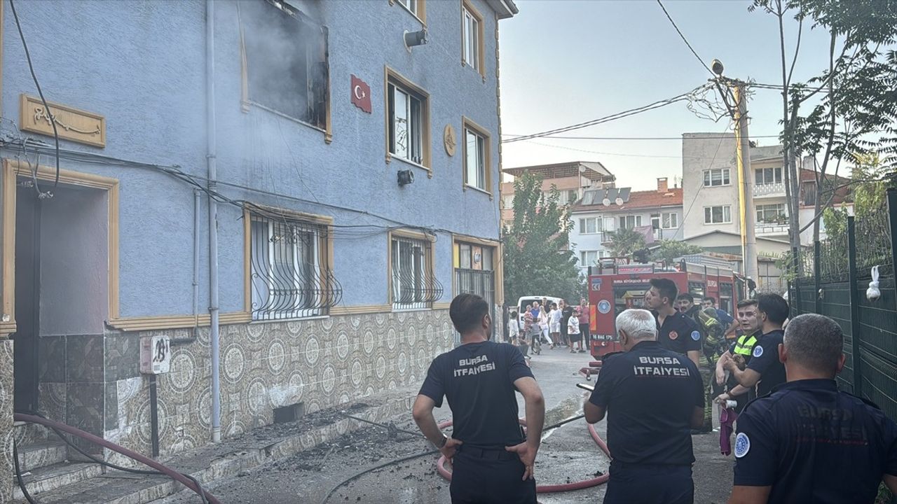 Bursa'da Dairede Yangın: Ev Sahibi Dumandan Etkilendi