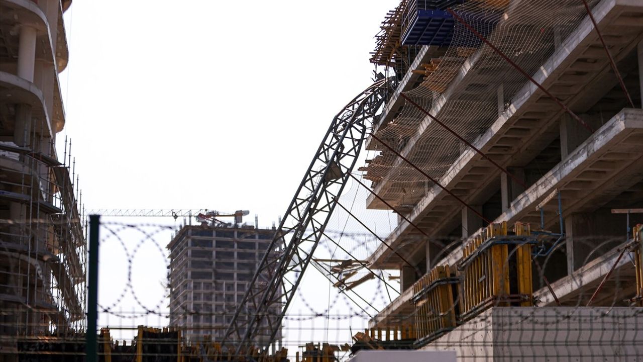 Bursa'da Devrilen Vinç Operatörü Kurtarıldı: O Anlar Kamerada