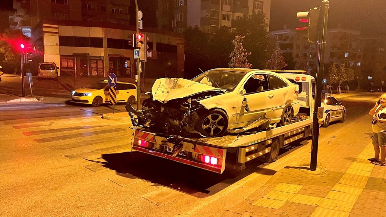 Bursa'da Özel Halk Otobüsü ile Otomobil Çarpıştı: 7 Yaralı