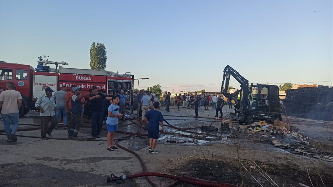 Bursa'daki Meyve Sebze Paketleme Tesisinde Yangın Kontrol Altına Alındı