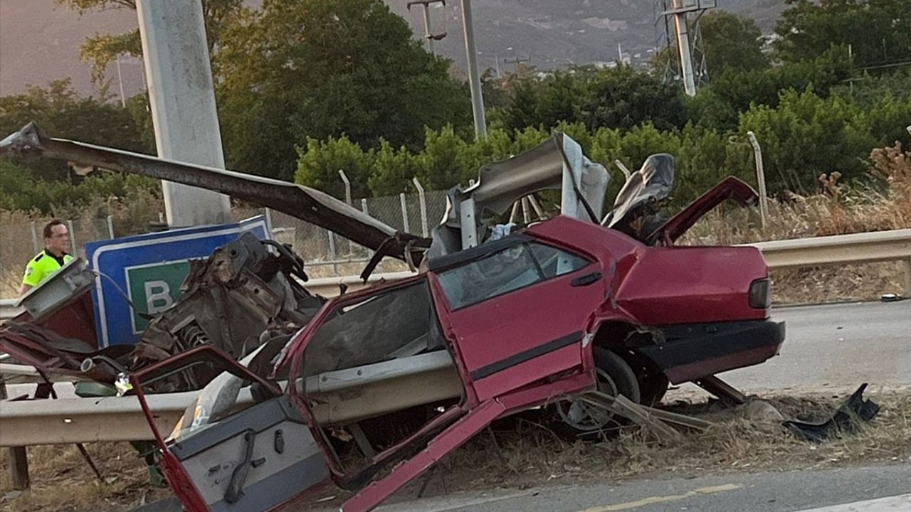 Bursa Kestel'de Bariyerlere Çarpan Otomobilin Sürücüsü Hayatını Kaybetti