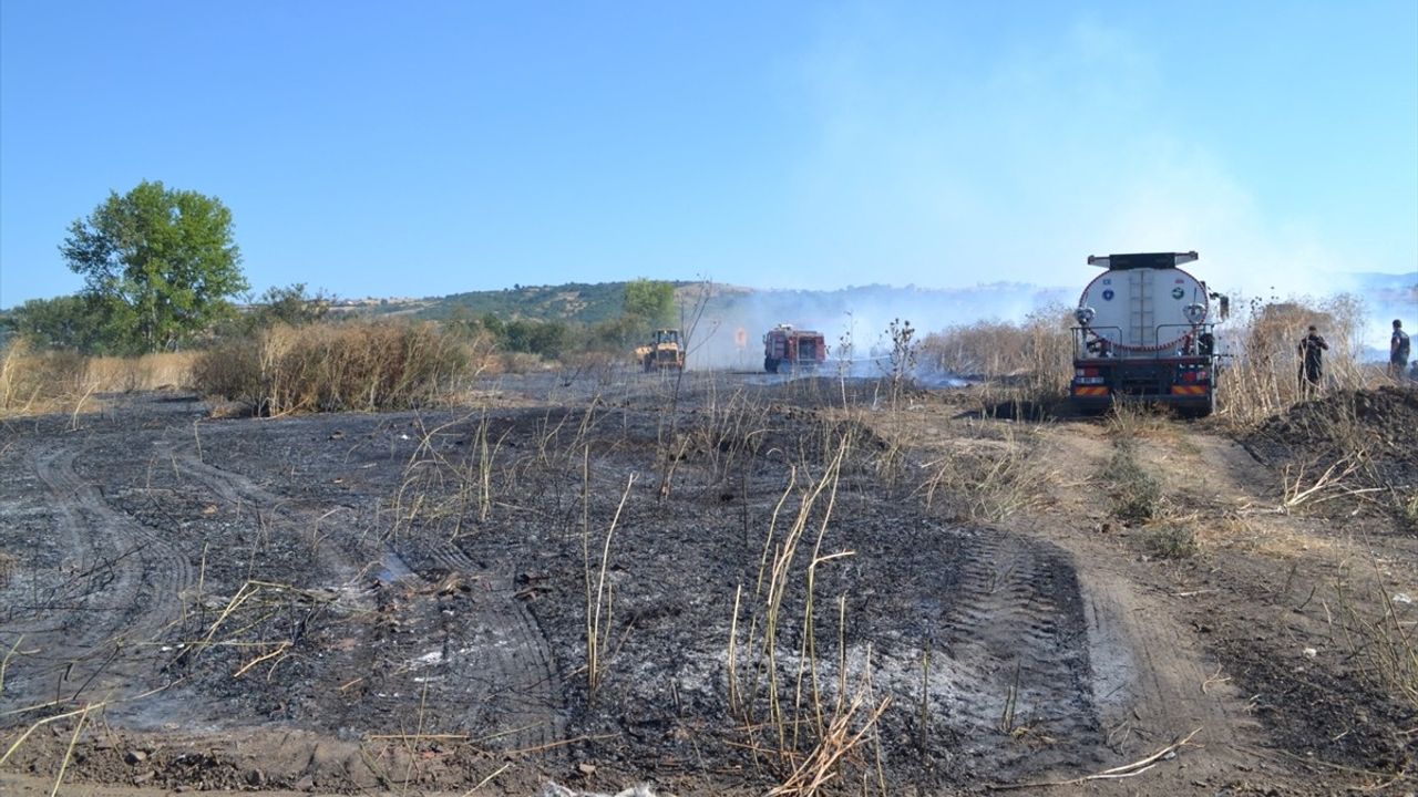 Bursa Mustafakemalpaşa'da Çalılık Alanda Yangın Kontrol Altına Alındı
