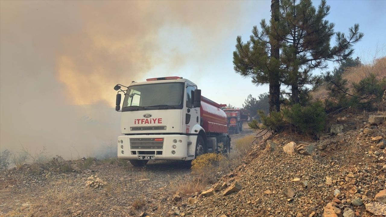 Bursa’nın Orhaneli ilçesinde orman yangınına havadan ve karadan müdahale sürüyor