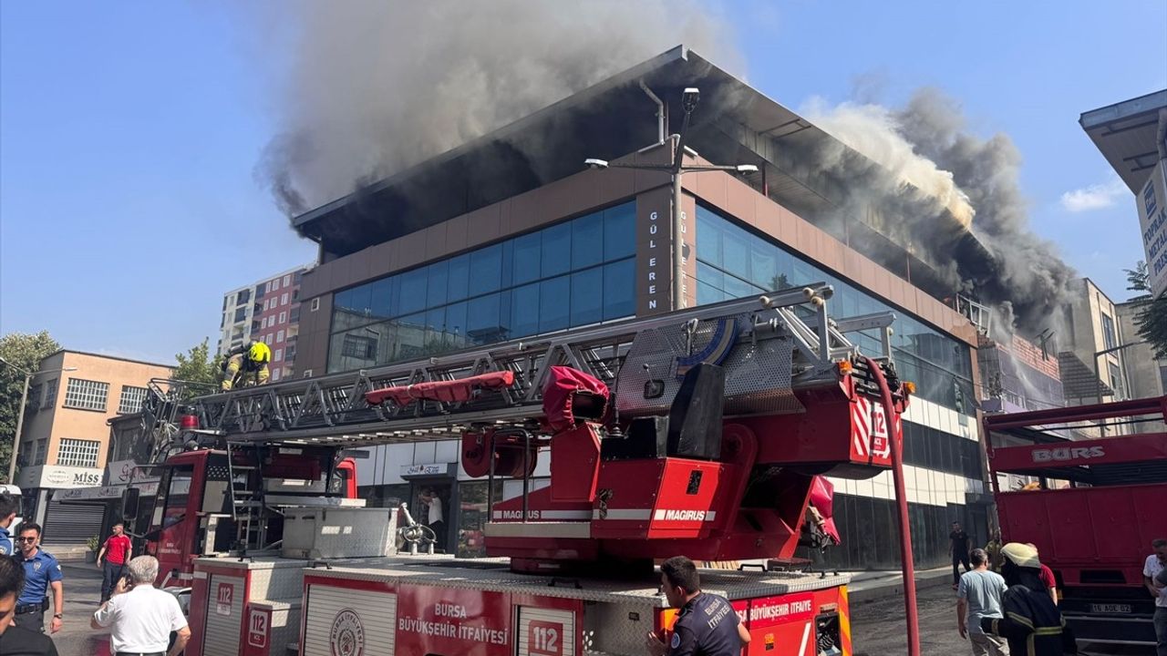 Bursa'nın Yıldırım İlçesinde Tekstil Mağazasında Yangın Çıktı