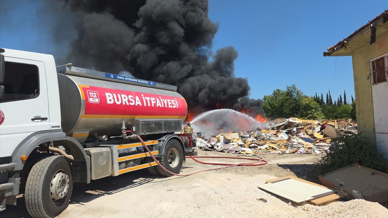 Bursa Orhangazi'de Katı Atık Depolama Alanında Yangın Kontrol Altına Alındı