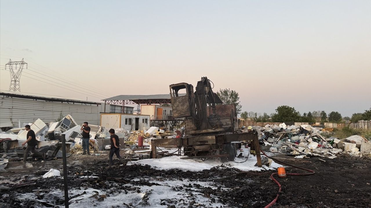 Bursa Yıldırım'daki Geri Dönüşüm Tesisinde Yangın Kontrol Altına Alındı