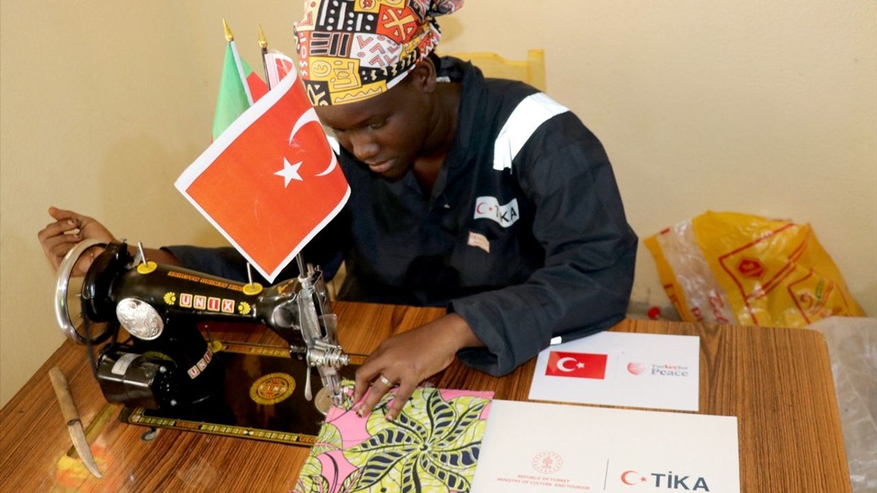 Büyükelçi Öskiper, Kamerun'daki TİKA Projelerini ve Mülteci Kampını Ziyaret Etti