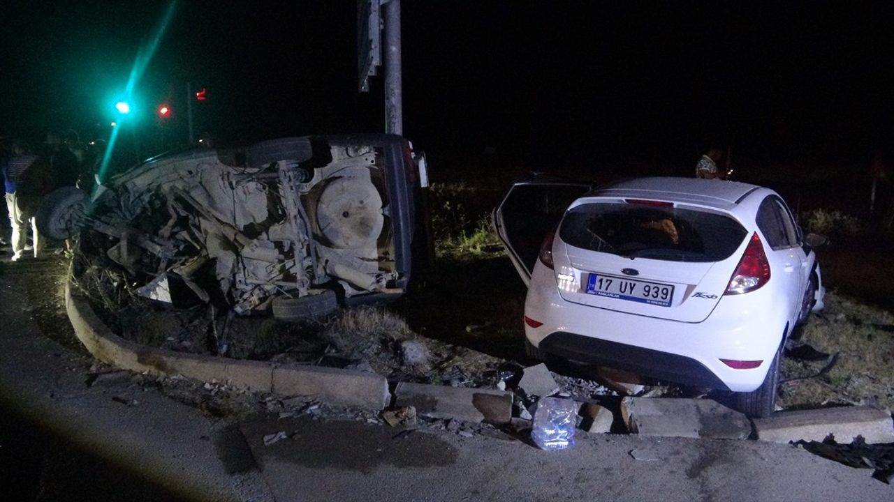 Çanakkale Ayvacık'ta İki Otomobilin Çarpışması Sonucu 3 Yaralı