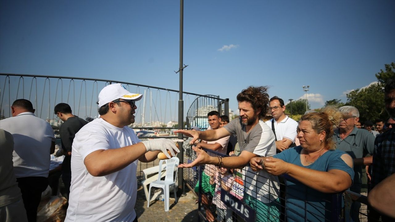 Çanakkale'de Denizcilik ve Kabotaj Bayramı'nda 5 Bin Kişiye Sardalya İkram Edildi