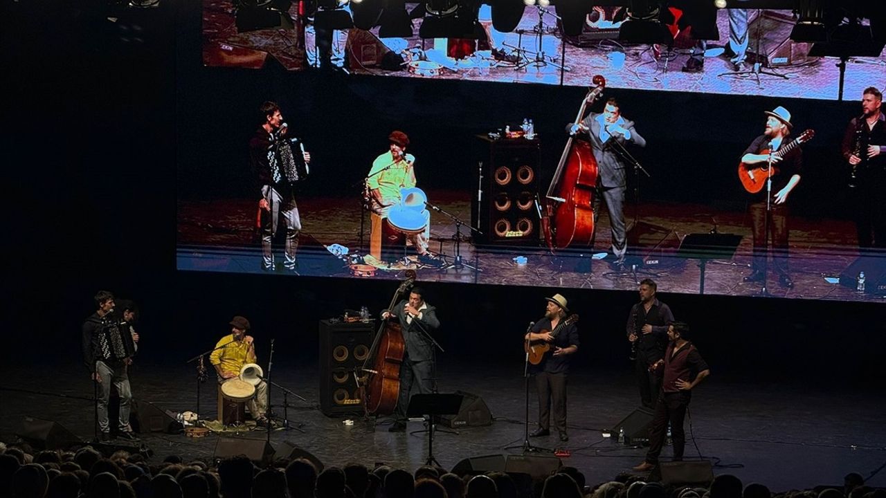 Candan Erçetin ve Barcelona Gipsy Klezmer Orkestrası Bursa'da Bir Araya Geldi