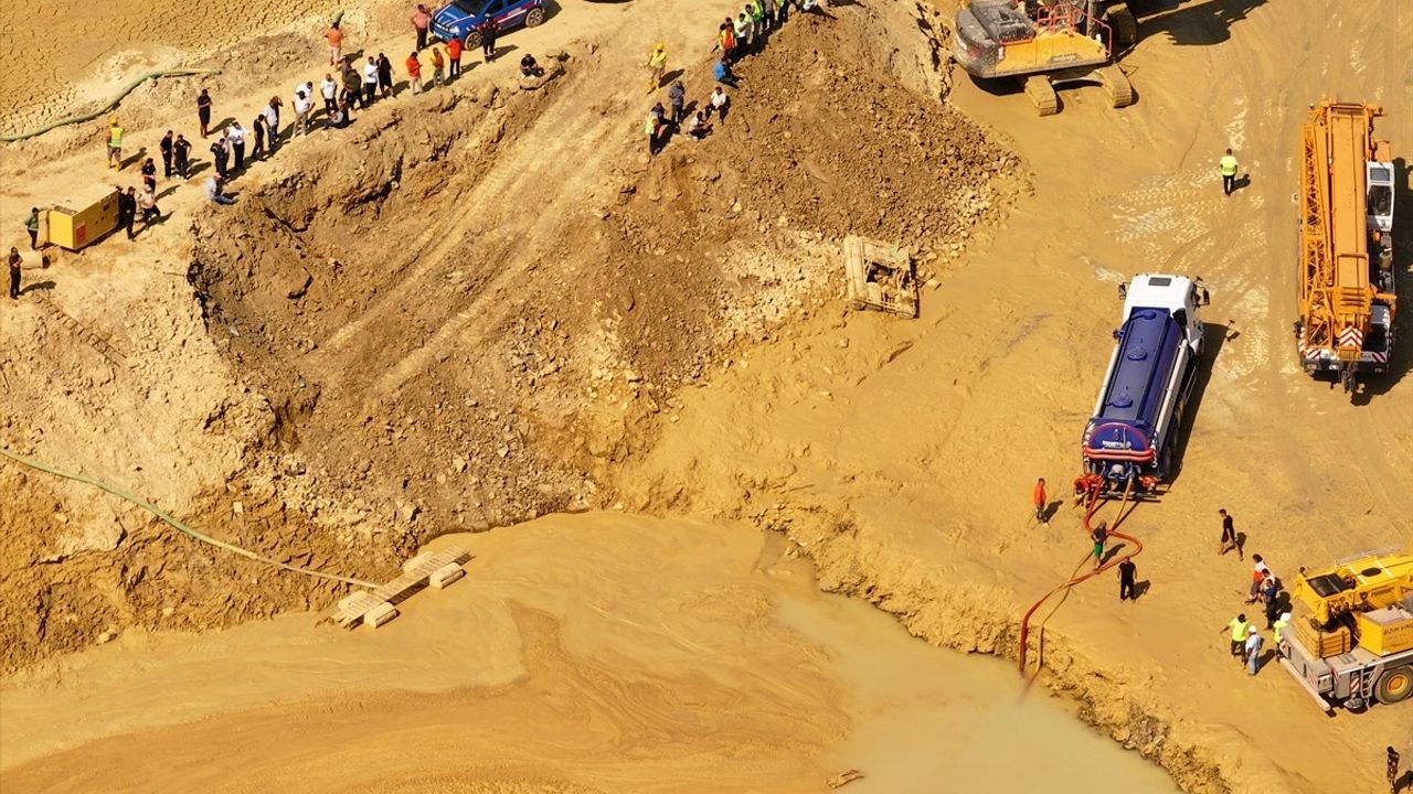 Çatalca'da Atık Su Alanına Düşen İş Makinesi Operatörü İçin Kurtarma Çalışmaları Başlatıldı