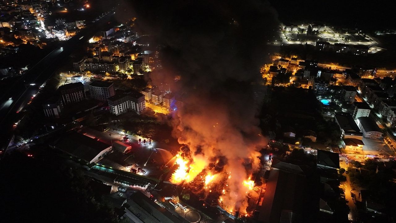 Çekmeköy'de Sünger Fabrikasında Yangın: İtfaiye Müdahale Ediyor