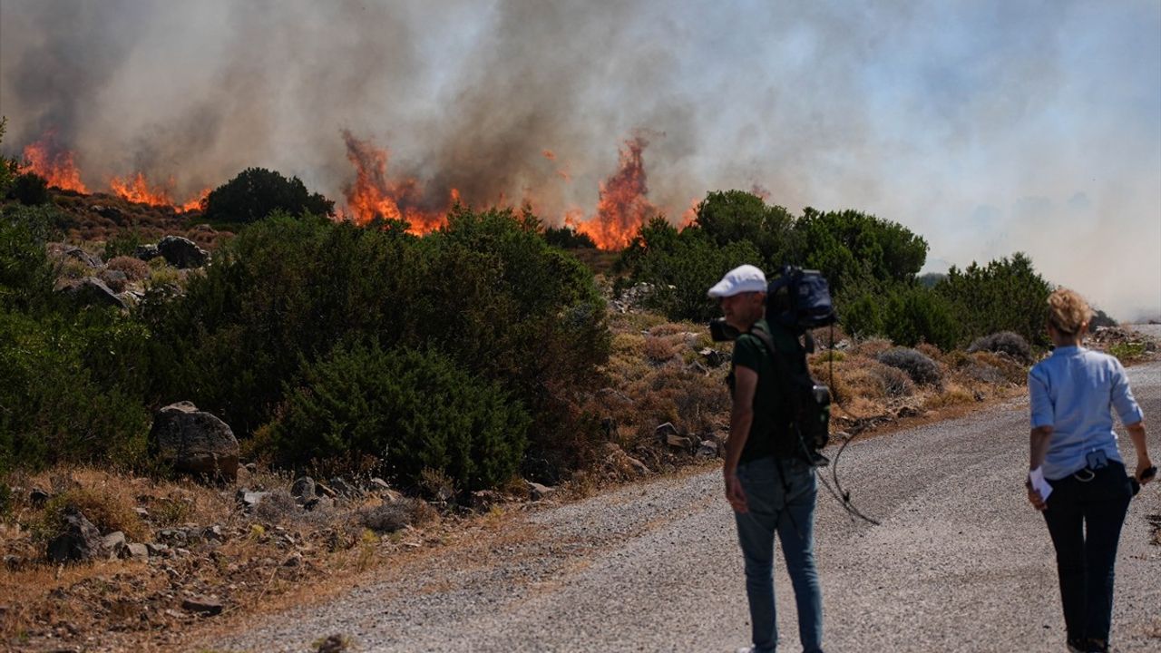 Çeşme'de Orman Yangınına Hava ve Karadan Müdahale Devam Ediyor