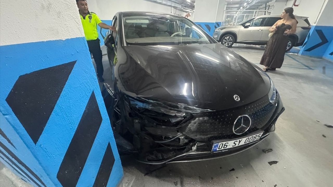 Çeşme'de Vale Kaydıyla Lüks Otomobilin Hasar Görmesi Üzerine Şikayet Süreci Başladı