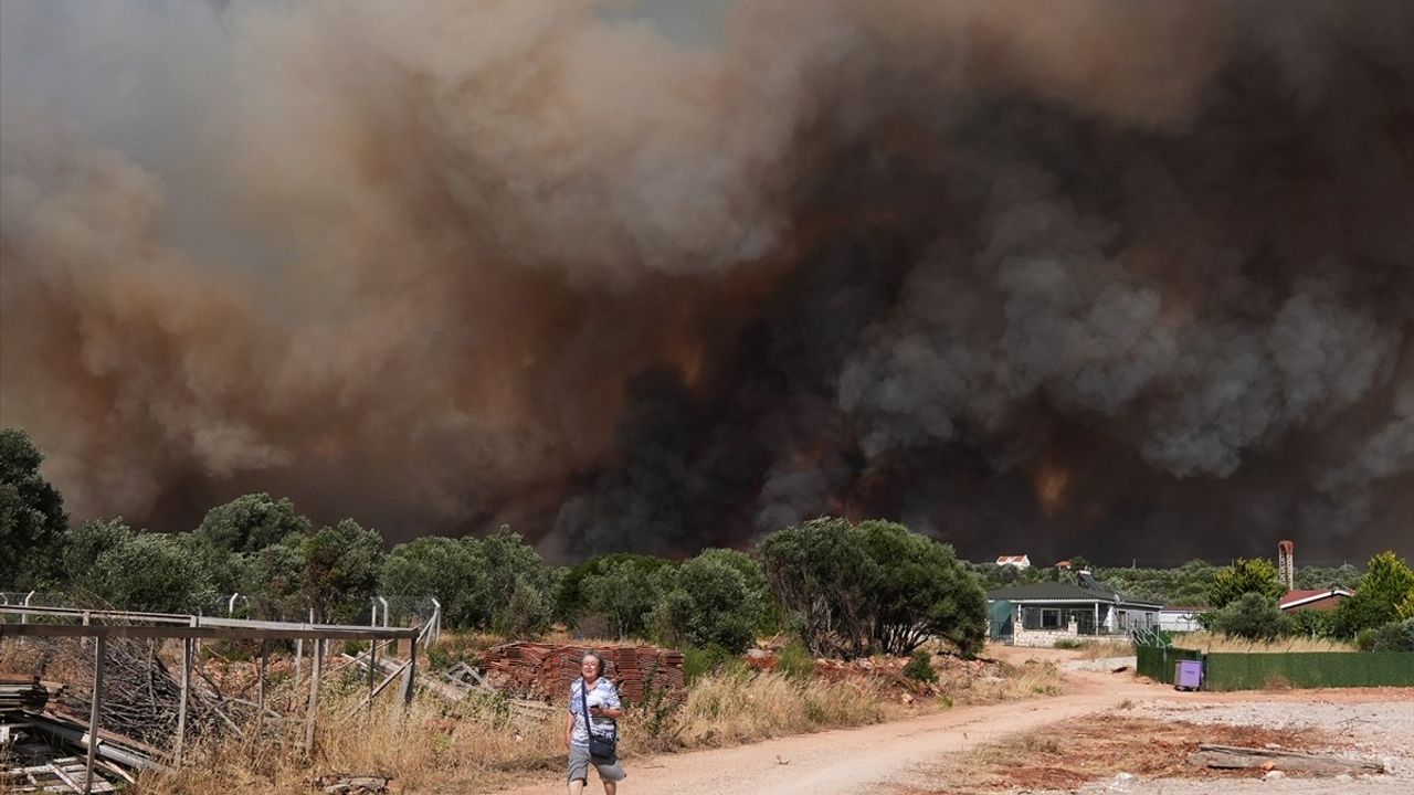 Çeşme'de Ziraat Alanında Başlayan Yangın Ormana Sıçradı: Müdahale Devam Ediyor