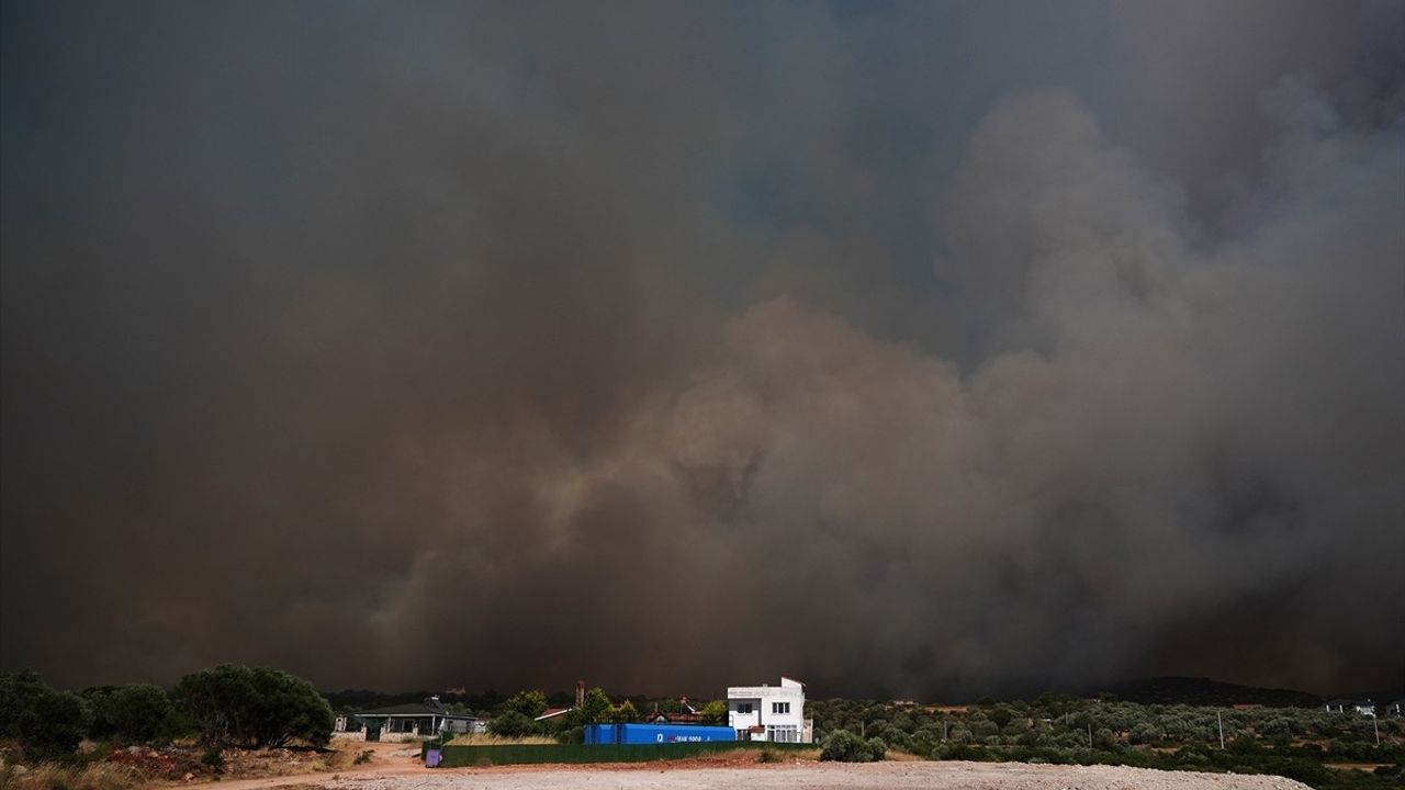 Çeşme'de Ziraat Alanında Başlayan Yangına Müdahale Devam Ediyor