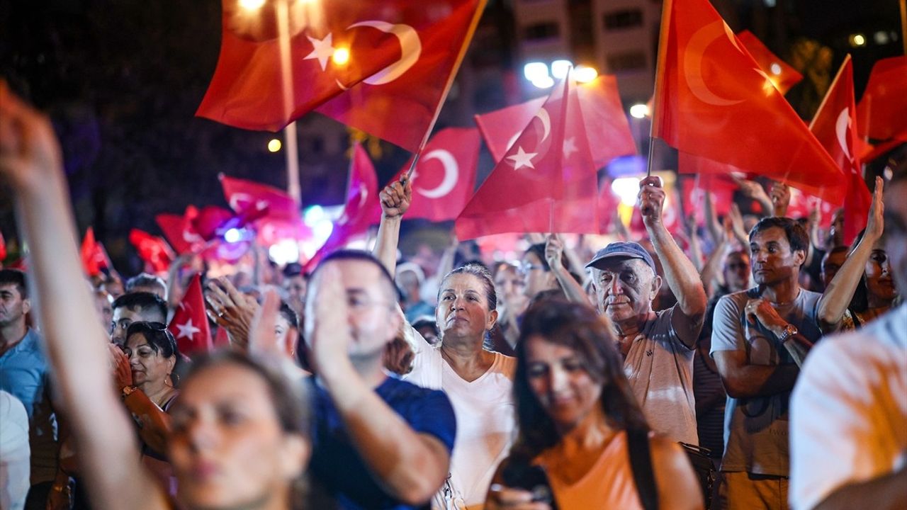 CHP Genel Başkanı Özel, Antalya'daki Mitingde 'Rüşvet' Soruşturmasını Eleştirdi