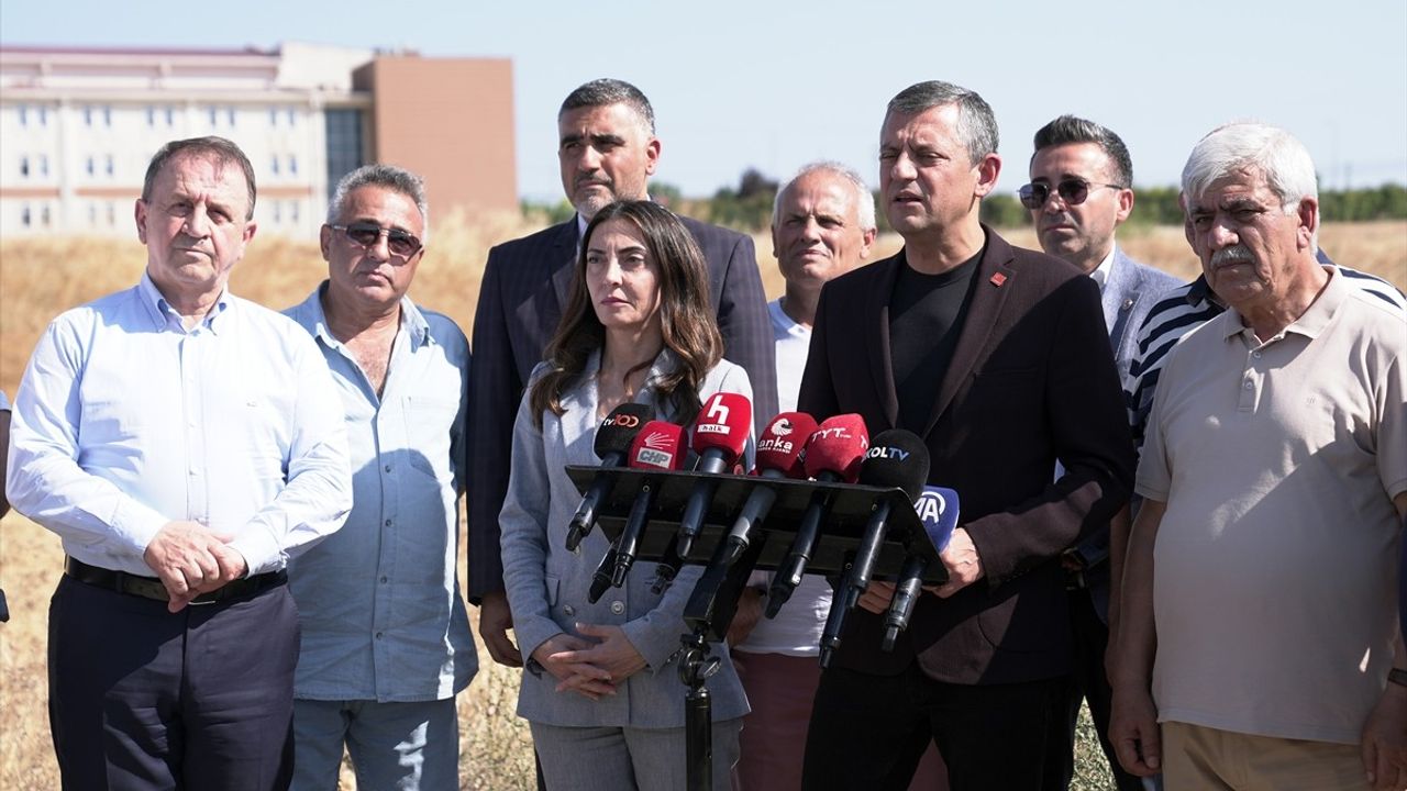 CHP Genel Başkanı Özel, İmamoğlu'nu Cezaevinde Ziyaret Etti