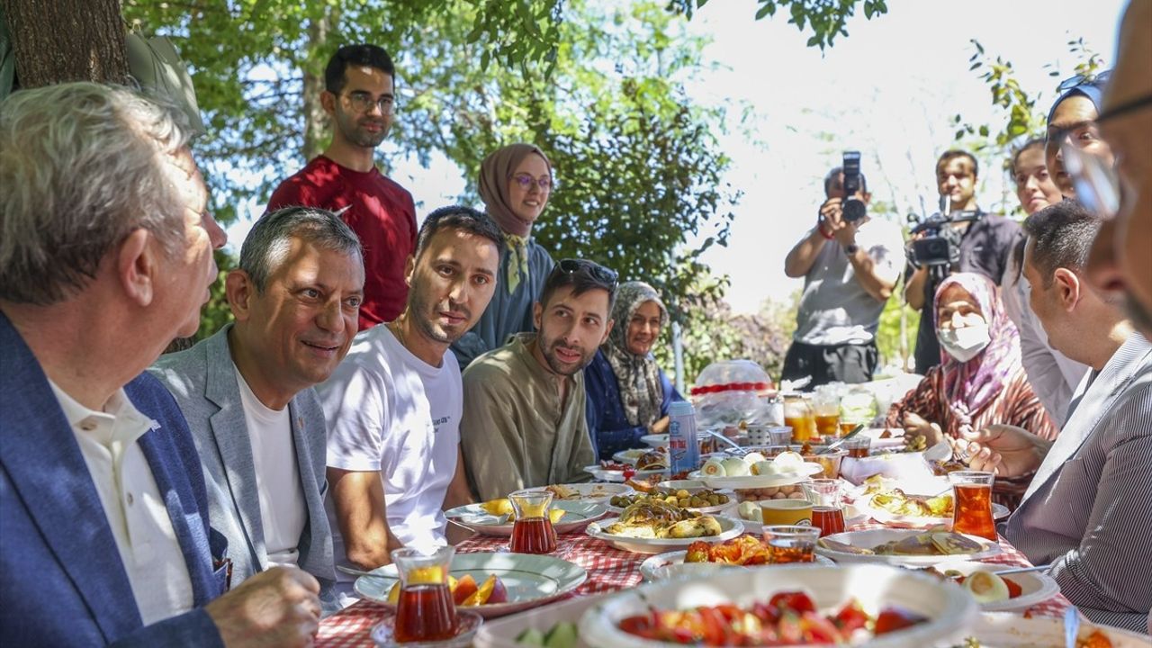 CHP Genel Başkanı Özgür Özel, Başkentte Vatandaşlarla Buluştu